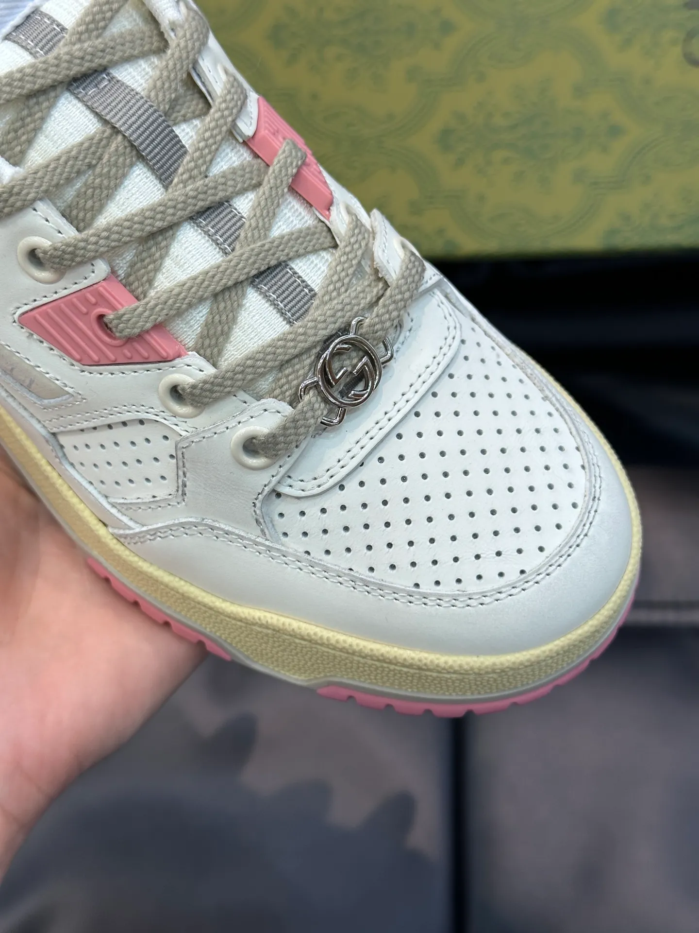Men's Men's Shoes 💰p520 "GUCC*" Gucci's new couple's 👫 distressed effect sneakers. This low-top sneaker adopts a basketball-style silhouette design and cleverly incorporates hollow panels and distressed effects, showing its unique ingenuity. The ingenuity incorporates brand logo details such as interlocking Double G styling accessories and Gucci lettering, a low-key tribute to the brand's design heritage. A rubber non-slip outsole, inlays and embossed sole give the entire design a contemporary feel. Size: 35-45